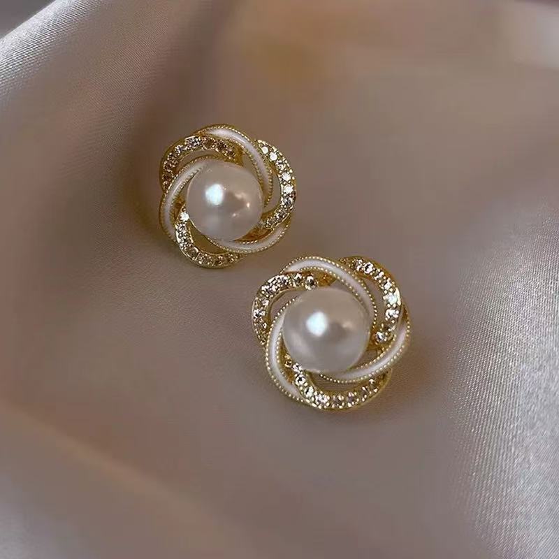 Eclat-geometric-red-pearl-diamond-earrings
