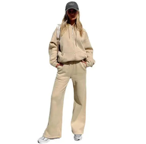 Stylish women's sportswear set with loose hooded top and wide leg jogger pants. Perfect for workouts or casual outings. 
