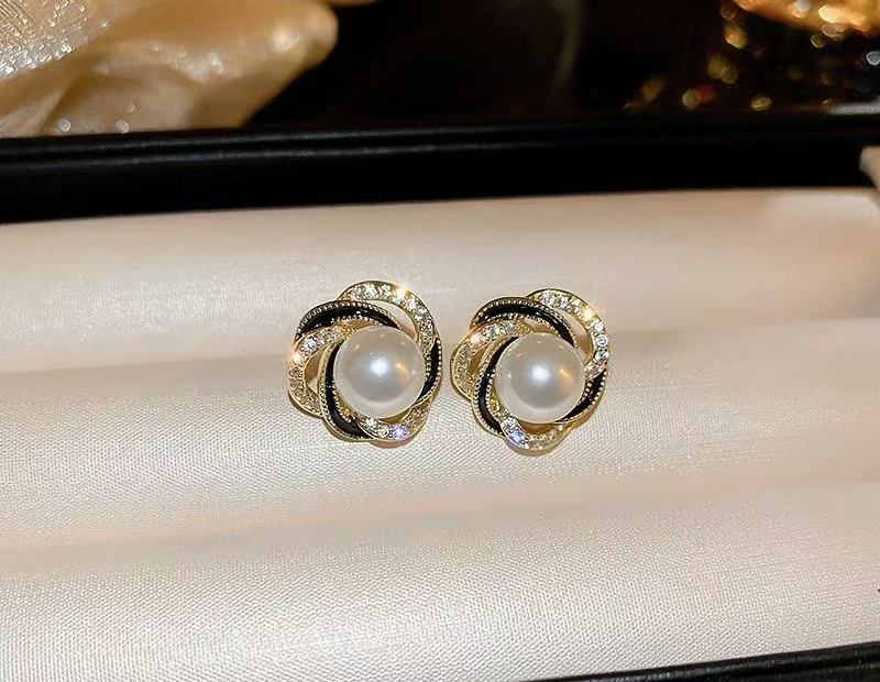 Eclat-geometric-red-pearl-diamond-earrings