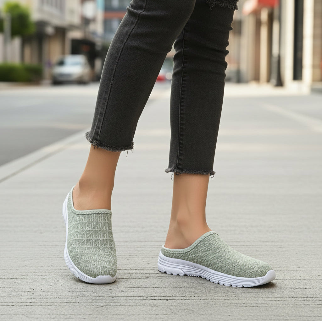 Unisex breathable mesh beach sandals for men and women with non-slip rubber soles and a closed-toe sporty design.