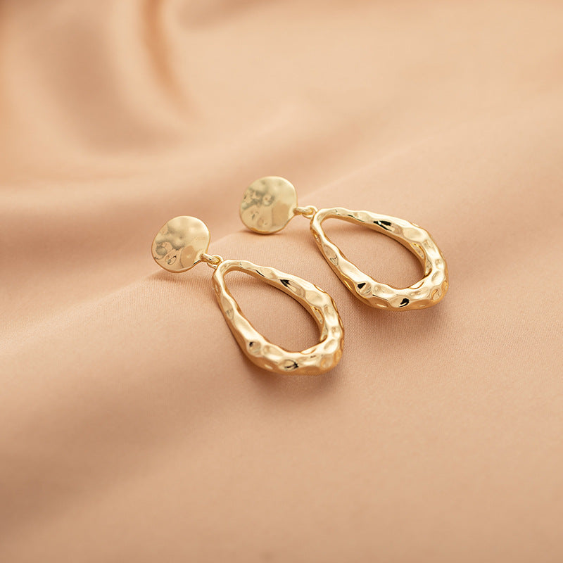 Hohle Wassertropfen-Ohrringe aus Gold